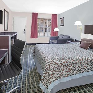 Days Inn By Wyndham Market Center Dallas Love Field
